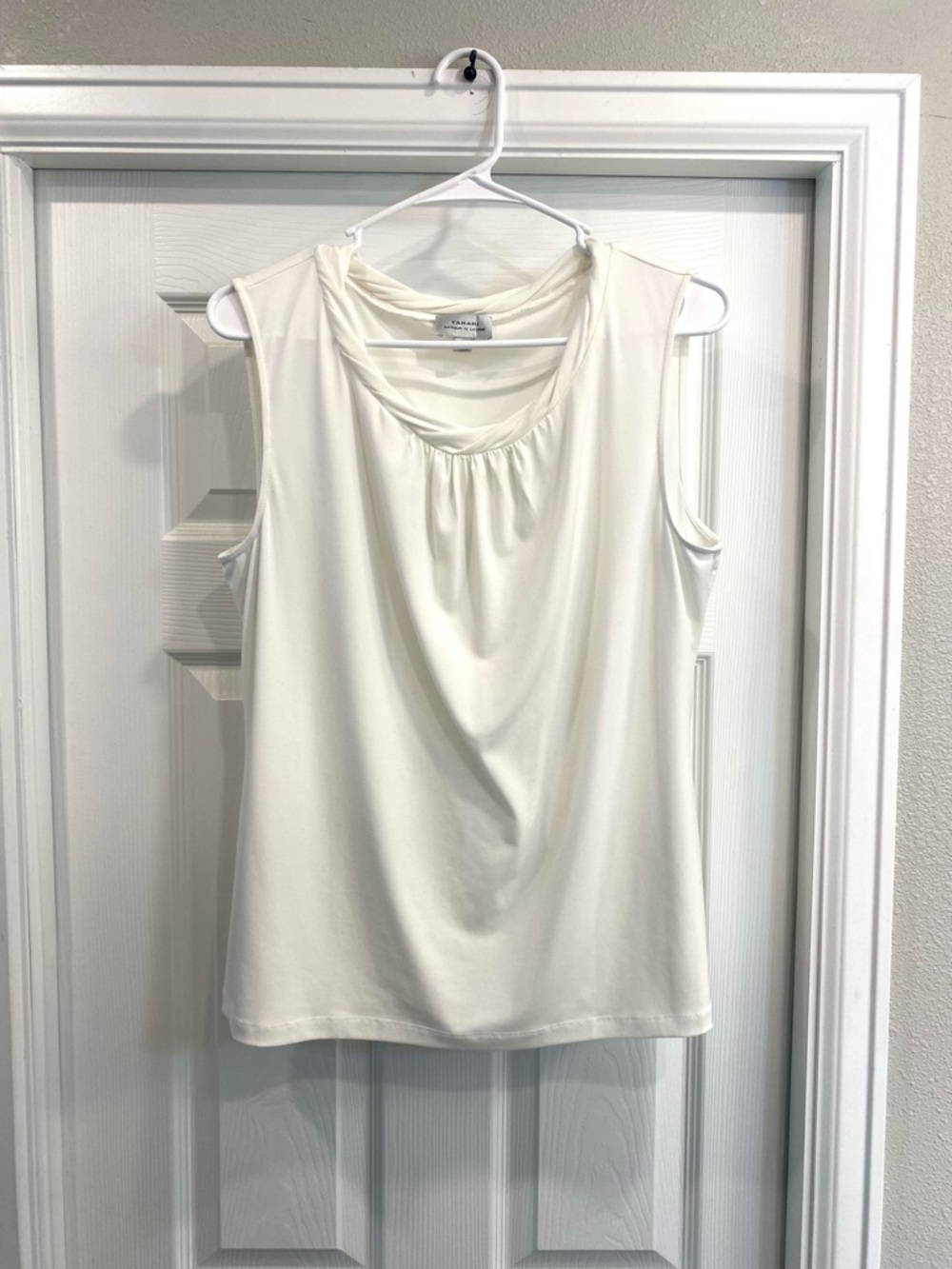 Tahari Arthur S Levine Women's Sleeveless Scoop Neck Tank Top in Ivory